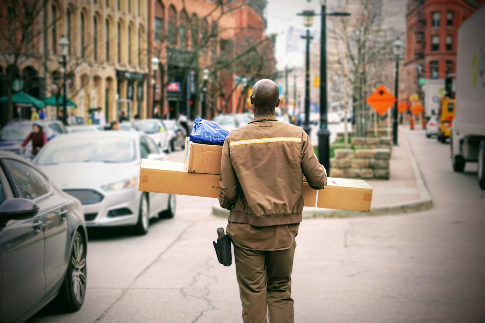 helps the delivery man be prepared for his daily routine
