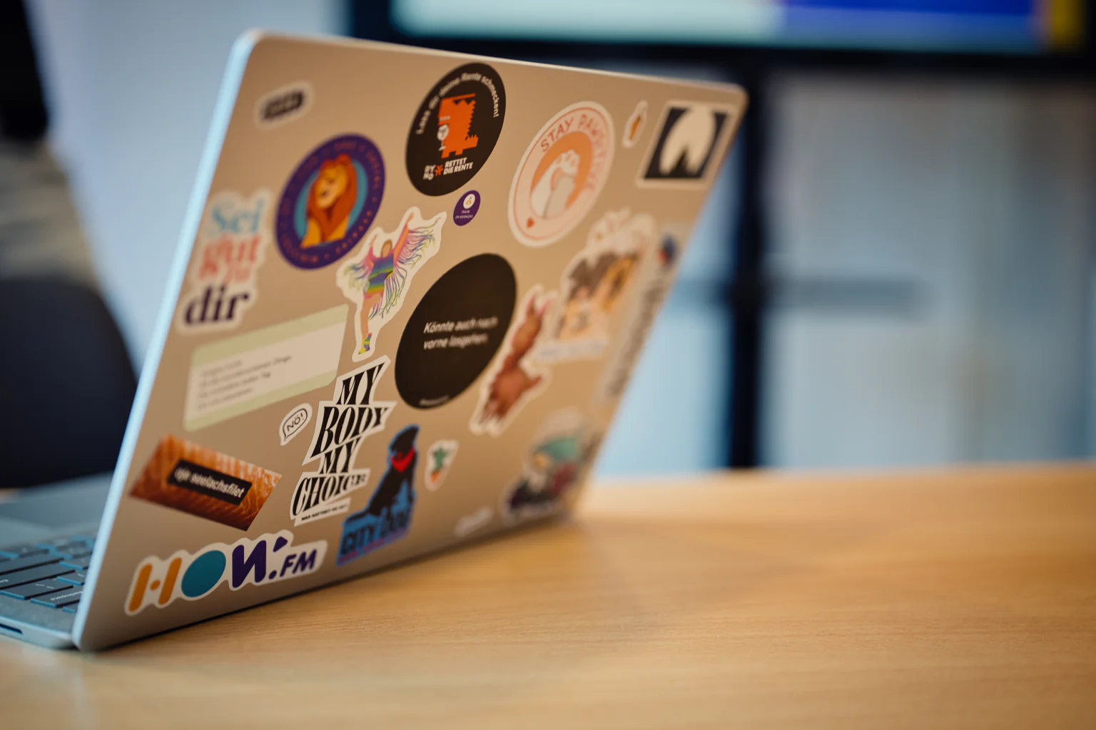 A sticker-covered how.fm laptop in the Cologne office